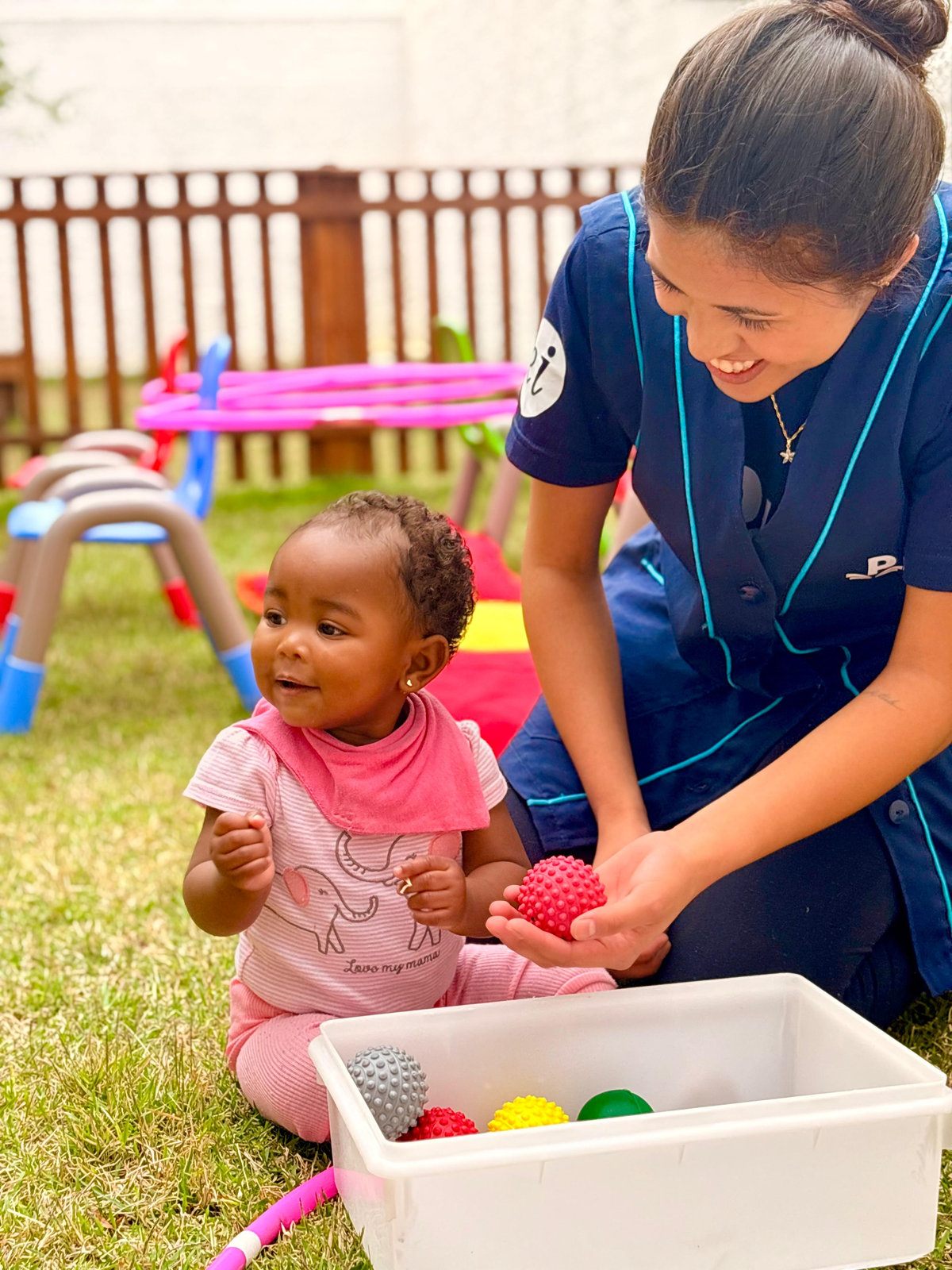 Bebê brincando com a professora