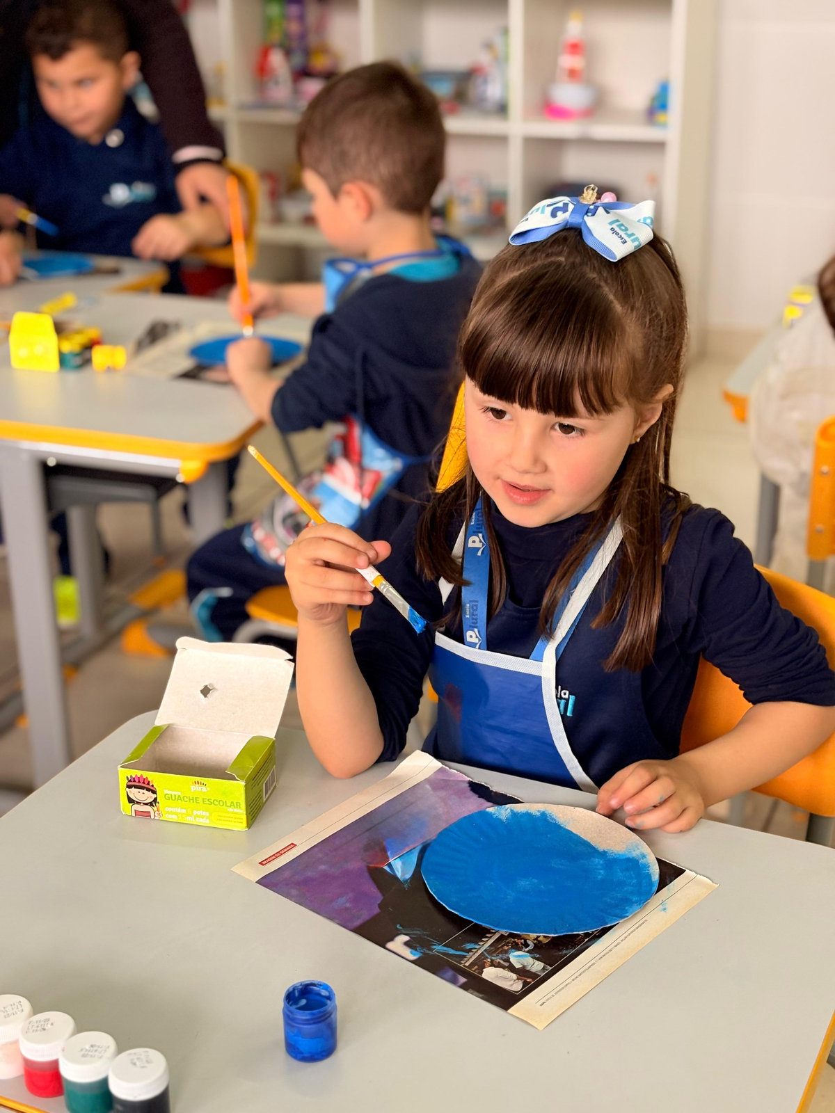 Criança pintando em sala de aula